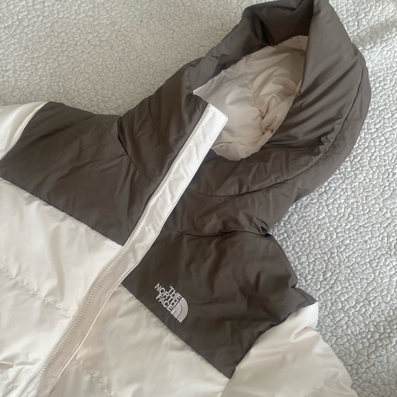 Brand new woman’s North Face parka - Picture 2 of 4